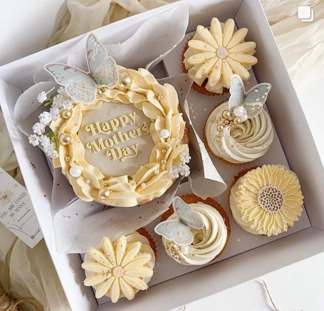 Mini Tortas + 2 Cupcakes